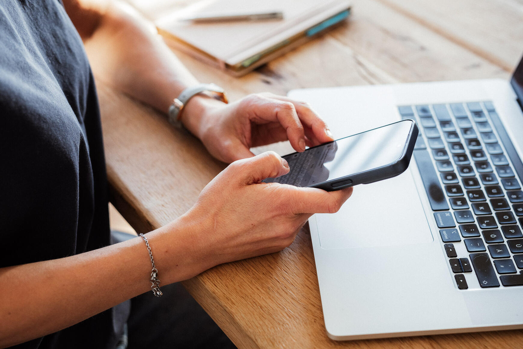 E-Mail Marketing Claudia Ammon mit Smartphone